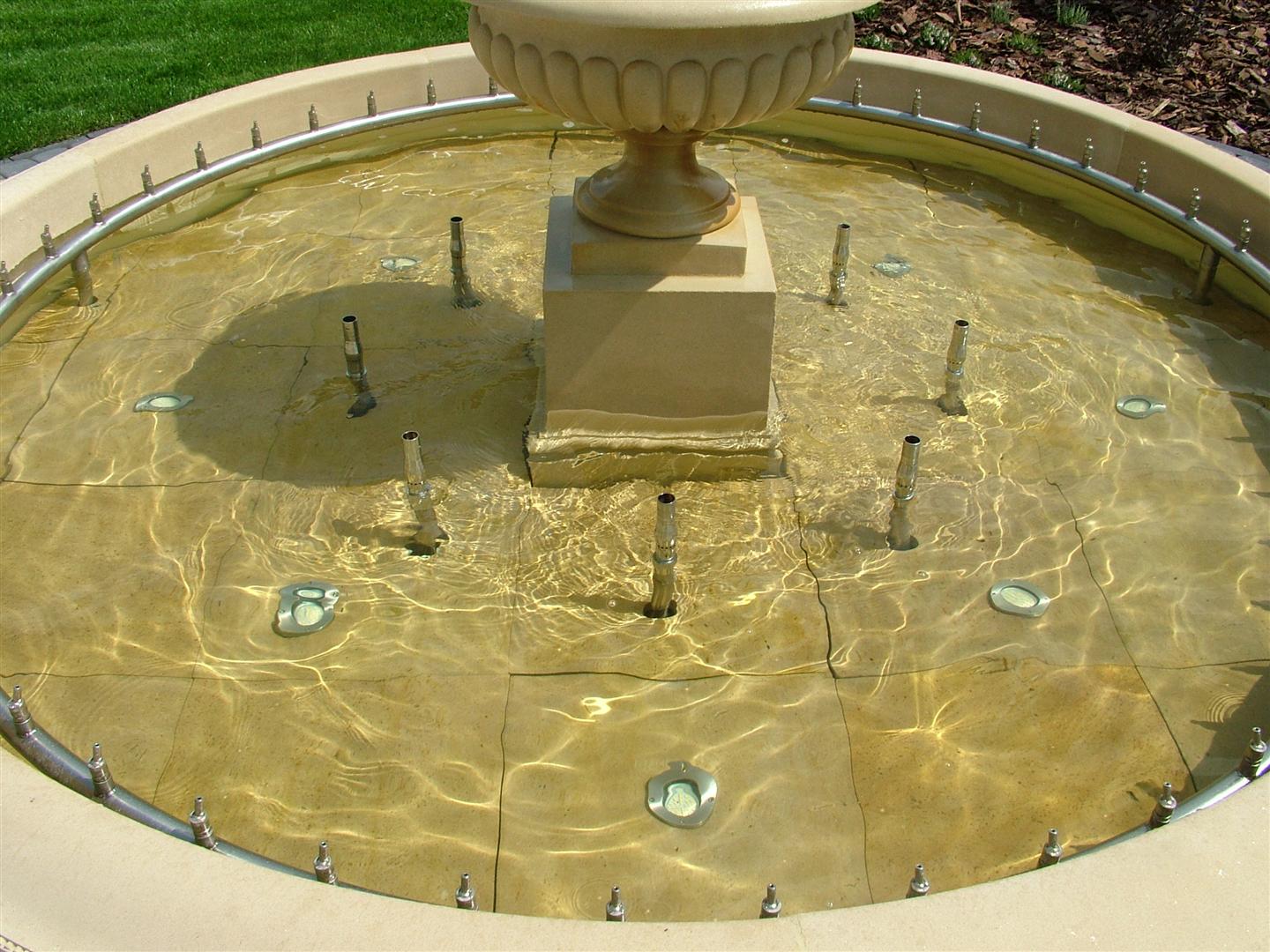 Windsor 320 fountain with shells