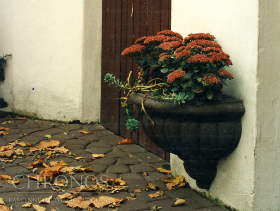 Grooved wall-mounted basin