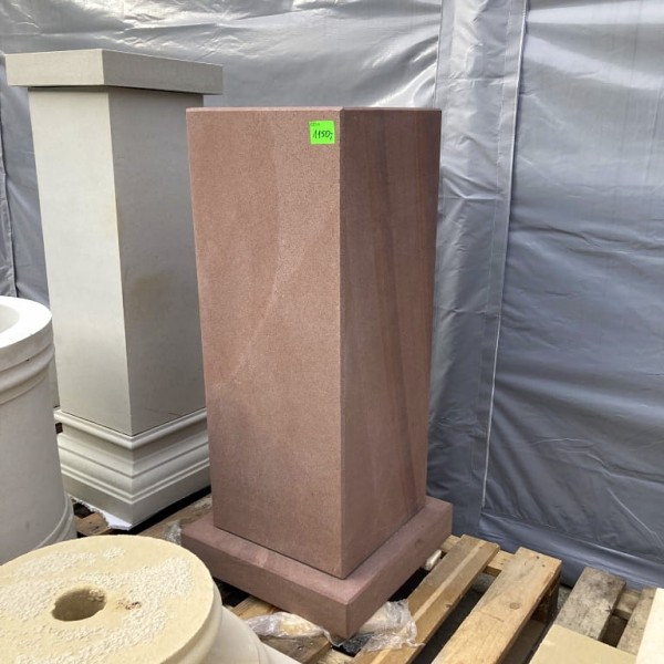 W-7 postument z czerwonego piaskowca