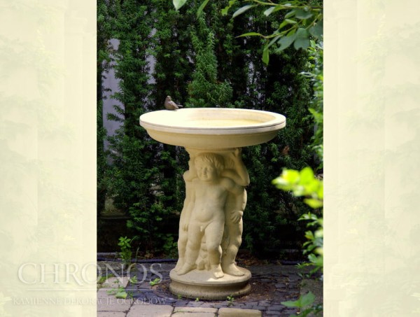 fontanna Poidełko dla ptaków - Trzej Chłopcy na postumencie FON-33 fot. 1